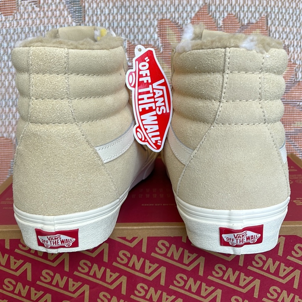 Vans Sk8-Hi
Cozy Hug Biscotti
VN0A7Q5NBVV
Men’s Sneakers - Picture 14 of 16